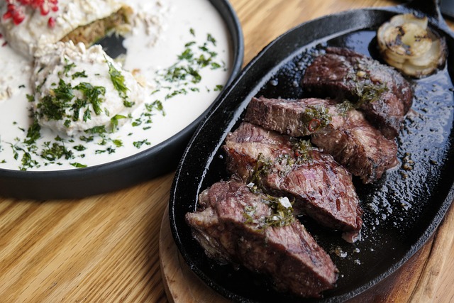 mano tomando notas en agenda en café en Madrid